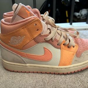 Jordan 1 mid apricot
